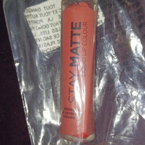 Stay Matte lip colour - Picture 2 of 4